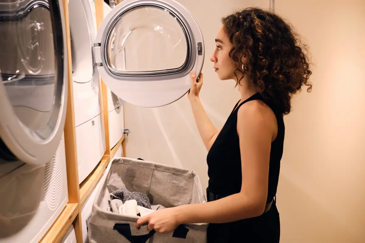 Ragazza mentre utilizza l'asciugatrice acquistata in offerta